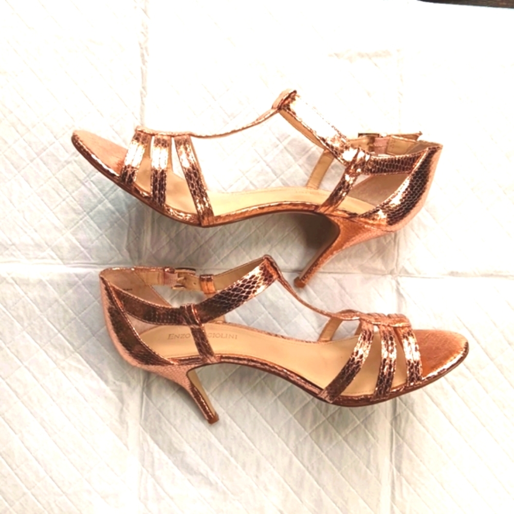 ENZO ANGIOLINI "EARUTLE" LT PINK METALLIC SANDAL. 8.5M.